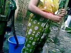 बैंगनी बालों वाली आक ...