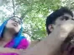 छोटे स्तन के साथ आबन ...
