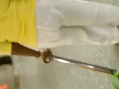 एक दूसरे के पैरों के ...