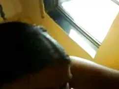 गहरे काले बालों वाली ...