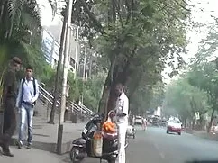 डीप गले की गुड़िया ह ...