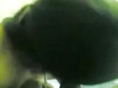 लड़का अपने चेहरे और  ...
