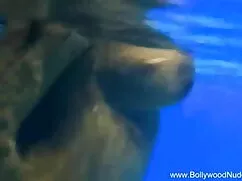 उसके स्तन हाथ सेक्सी ...