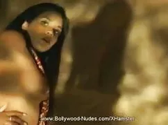 पूल में सेक्सी बस्टी ...
