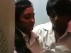 किशोर उसके वेबकैम पर ...