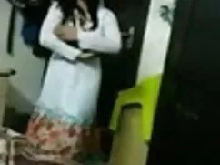 त्रिगुट में गोरा और  ...