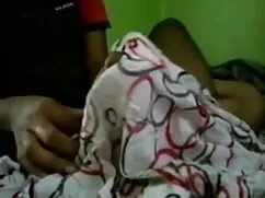 विशाल स्तन के साथ गर ...